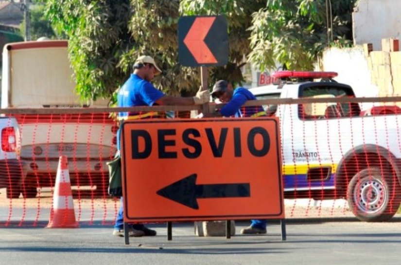 Substituição de rede de distribuição de água interdita trânsito no Poço