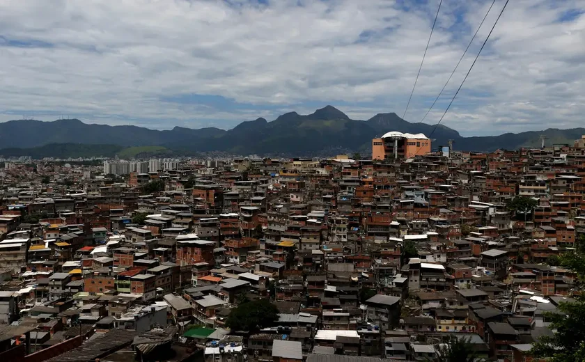 Polícia do Rio combate em dois morros caixinha de facção criminosa