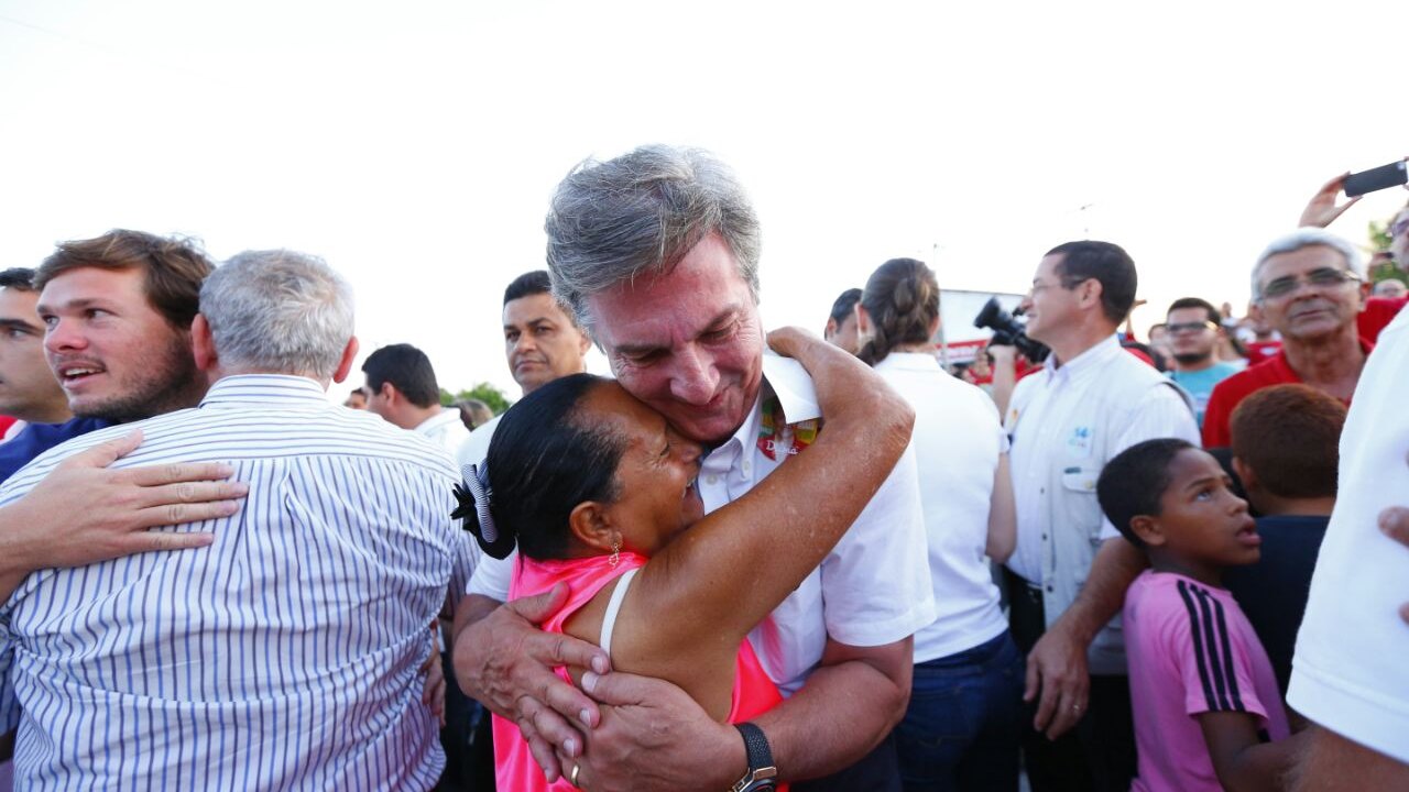 Com o povo nas ruas, Murici abraça reeleição de Fernando Collor ao Senado