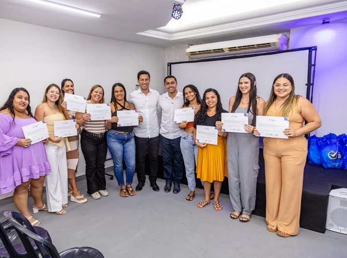 Vice-prefeito entrega certificados para 80 alunas de cursos profissionalizantes em Maceió