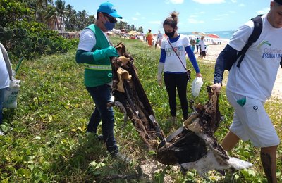 Prefeitura faz parceria com Praia Limpa e retira mais de 100 kg de lixo em Guaxuma