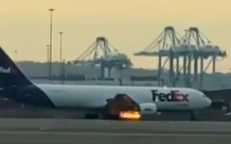 Avião de carga faz pouso de emergência após colisão com pássaro e incêndio no motor; veja vídeo