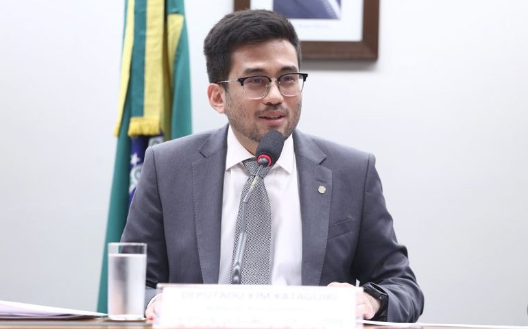 Proposta que acaba com “taxa das blusinhas” divide setores econômicos e consumidores em debate na Câmara