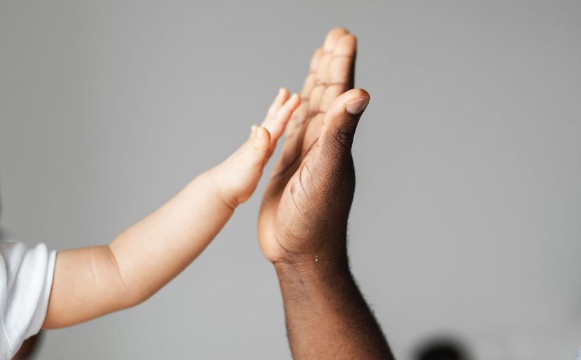 TJAL promove bate-papo com pais e mães e capacitação sobre adoção no Maceió Shopping