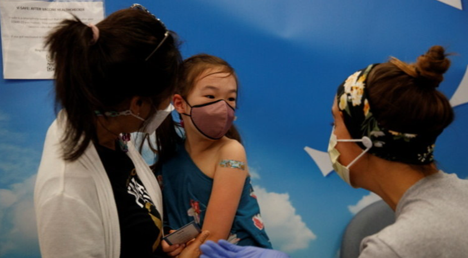 Estados Unidos já vacinam criança desde o começo do mês de novembro com Pfizer / Foto: MIKE BLAKE/REUTERS