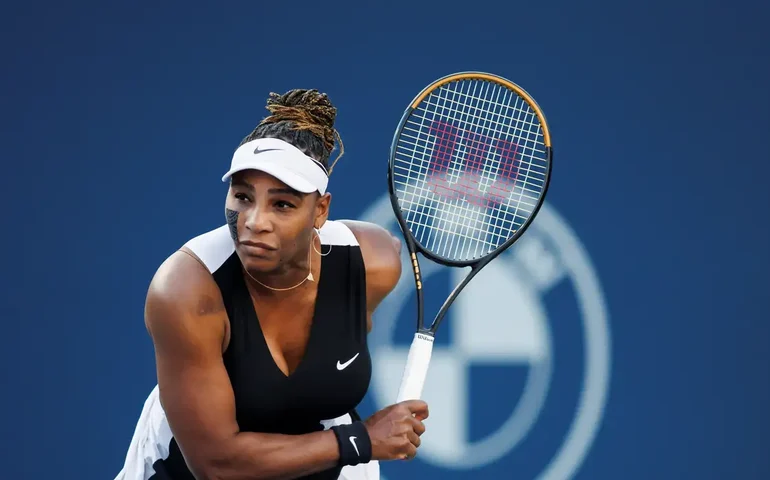 Serena Williams passa por cirurgia para a retirada de cisto no pescoço: 'Está tudo bem'
