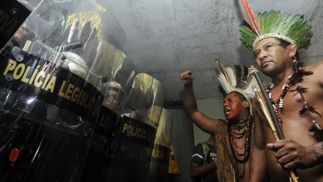 Índios fazem manifestação e tentam ocupar a Câmara dos Deputados