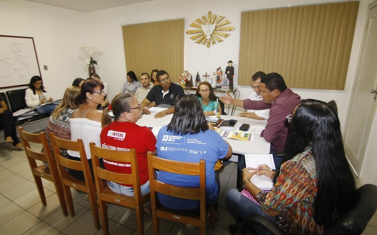 Prefeito discute a valorização e melhorias para os professores, em reunião com o Sinteal