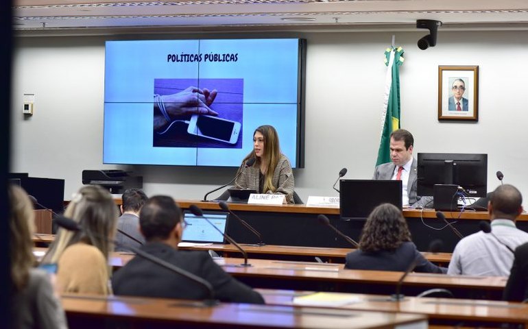 Especialistas sugerem grupo de trabalho e aprovação de lei para lidar com dependência tecnológica