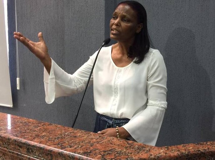 Fátima Santiago reivindica pavimentação asfáltica para ruas de bairro de Maceió