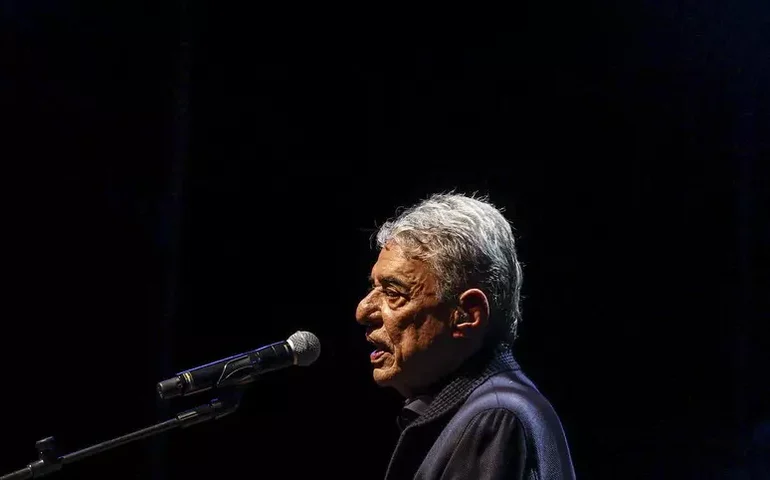Italiana lança álbum com músicas de Chico Buarque em napolitano