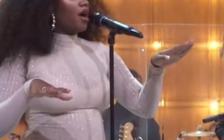 Iza se emociona ao receber homenagem do namorado no 'Encontro': 'Me sinto muito abençoada'