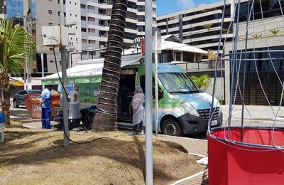Saúde vacina maceioenses contra a Covid-19 e visitantes no CAT móvel na Ponta Verde
