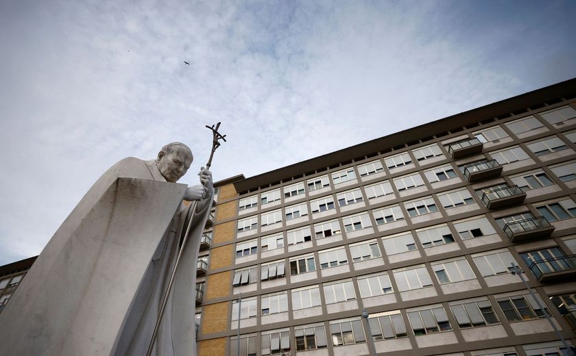 Papa recupera-se bem de cirurgia, diz Vaticano