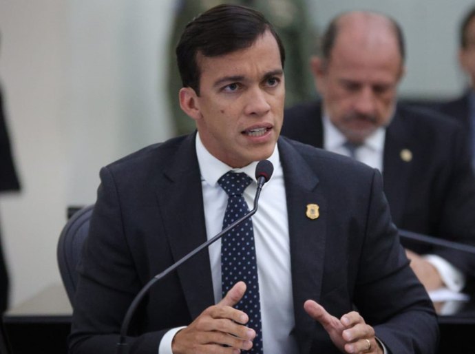 Delegado Leonam denuncia uso indevido da PM para reprimir manifestação de policiais civis