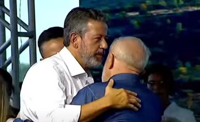 O presidente da Câmara, Arthur Lira (PP-AL), abraça Lula durante evento em Alagoas