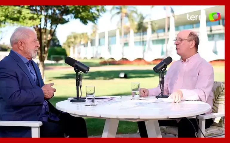 'Bolsonaro se trancou dentro de casa para ficar preparando golpe', diz Lula em live