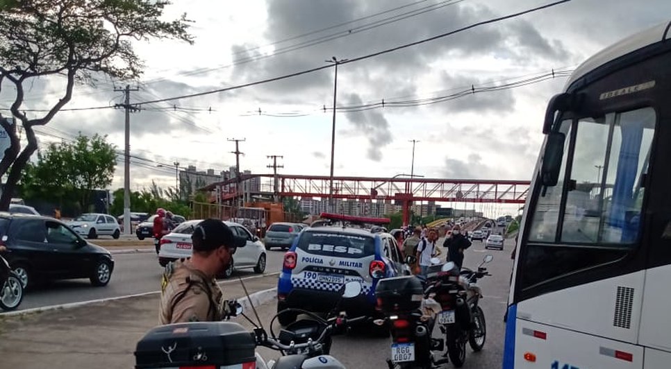 Mulher fica ferida após colisão entre carro e moto na Zona Sul de Aracaju / Foto: Foto: SMTT/Divulgação