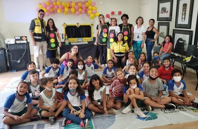 Alunos da Escola Municipal Tereza de Jesus conhecem a sede da SMTT