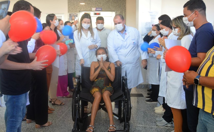 Primeira mulher submetida a transplante de rim no Hospital do Coração Alagoano recebe alta médica