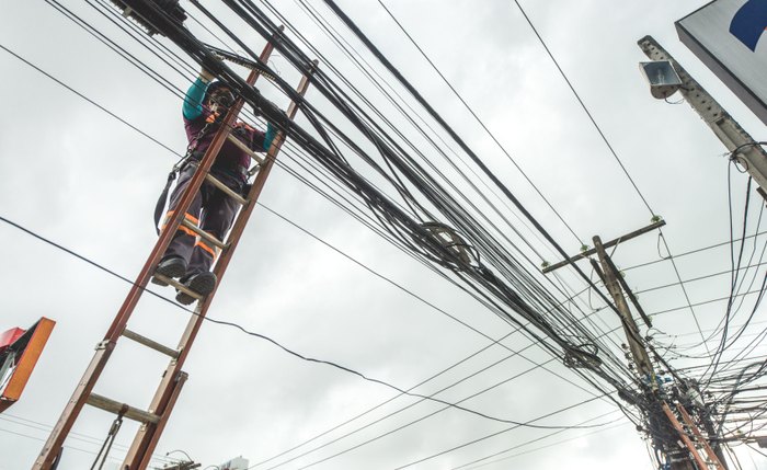 Prática tem causado a saturação dos postes, formando emaranhados de fios Prática tem causado a saturação dos postes, formando emaranhados de fios