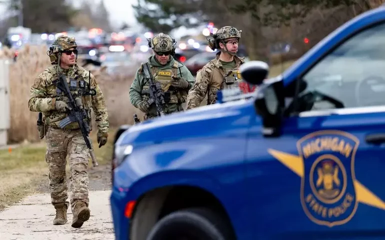 Suspeito invade sinagoga nos EUA com carro e morre em meio a tiros