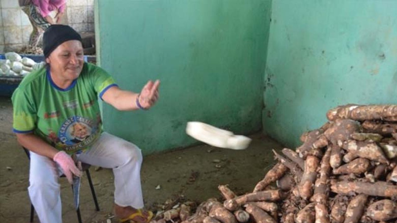 Famílias do povoado Mata Limpa comemoram reativação de Casa de Farinha