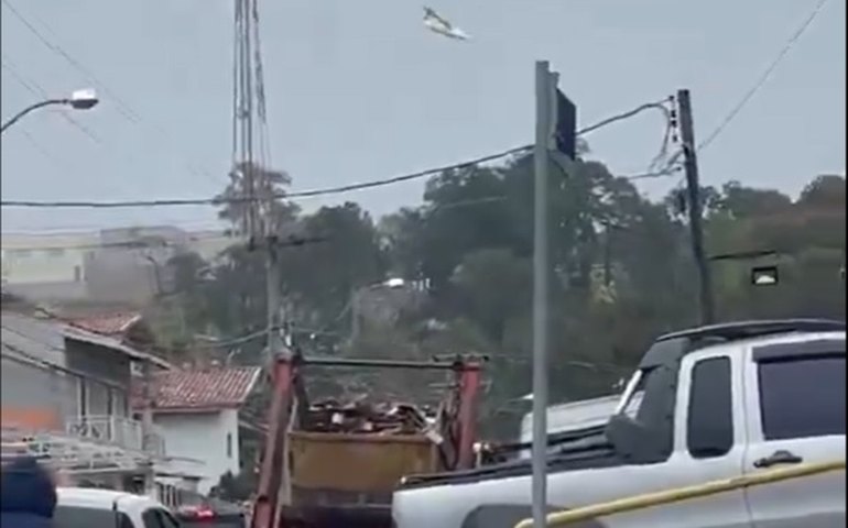 Avião com 62 pessoas cai em área residencial em Vinhedo, no interior de SP