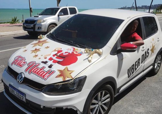 Papai Noel faz bico como motorista de aplicativo em Maceió