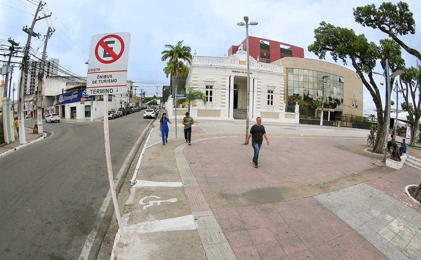 Praça Deodoro passa a ter ponto de parada para ônibus escolares e de turismo