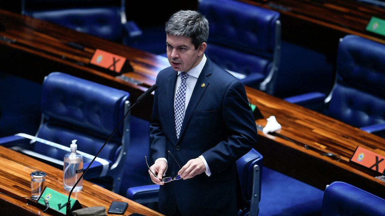 Mídia: líder de Lula no Congresso contemporiza e diz que PDT 'continua no governo'