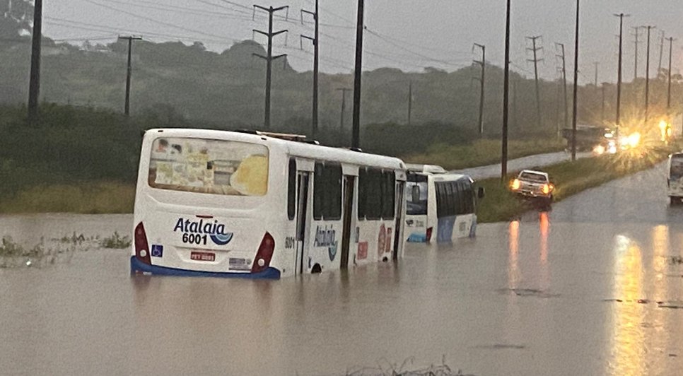 Chuva causa alagamentos e deixa dois ônibus atolados na Grande Aracaju