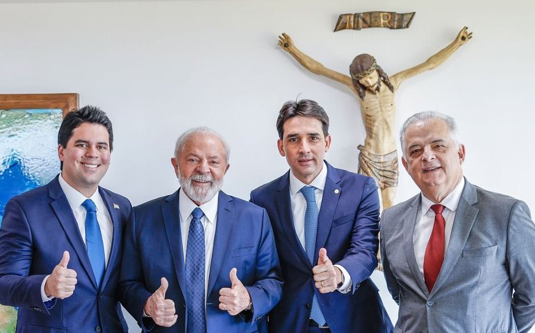 Lula dá posse a três ministros e cria ministério para pequena empresa