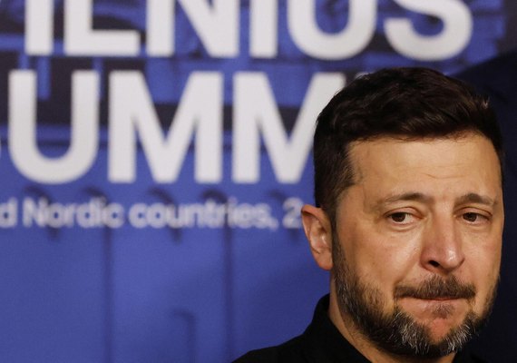 Zelenski rejeita ceder território à Rússia e diz que Kiev deve participar de negociações