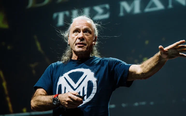 Bruce Dickinson reclama de taxas de conveniência no País: 'Lula, faça alguma coisa', pede