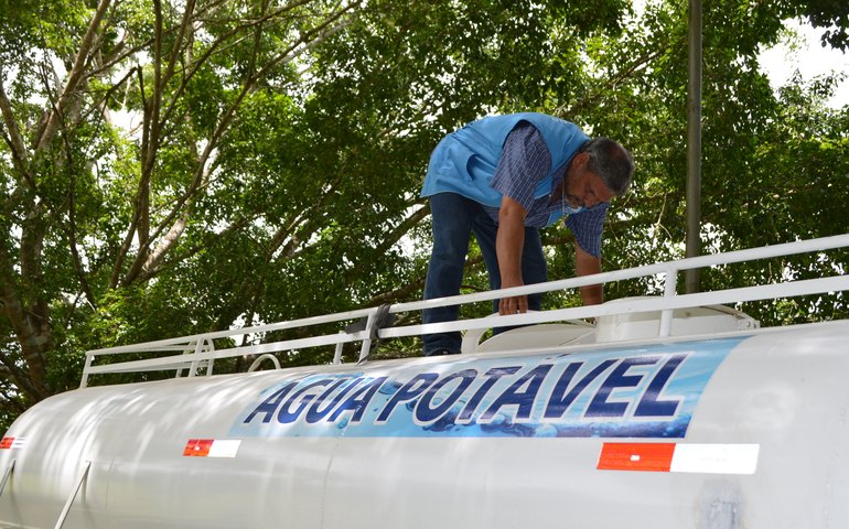Vigilância Sanitária inspeciona 50 carros-pipa que fornecem água para as vítimas da seca