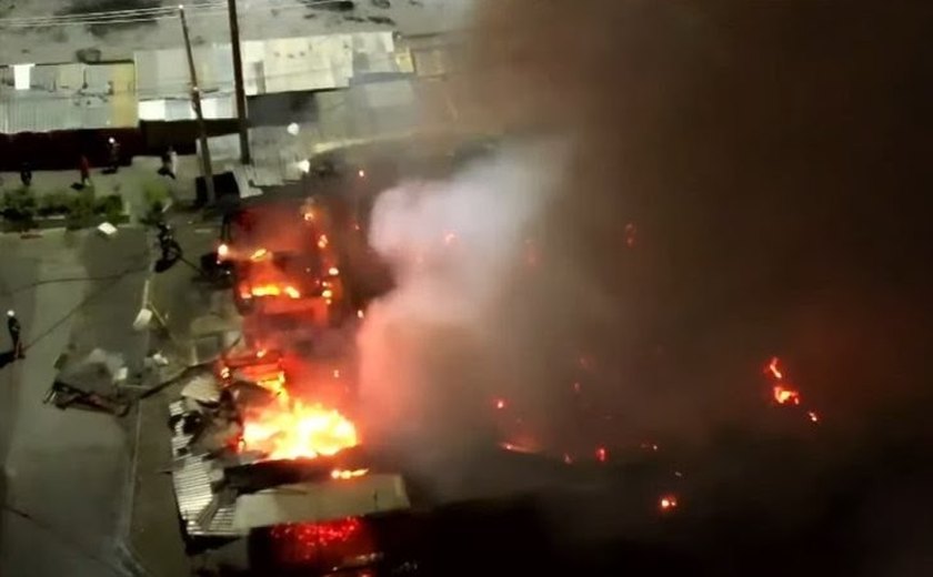 Incêndio de grandes proporções atinge barracas no Mercado da Produção