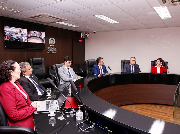 Instituições e membros da sociedade civil debatem o Plano Pena Justa em AL
