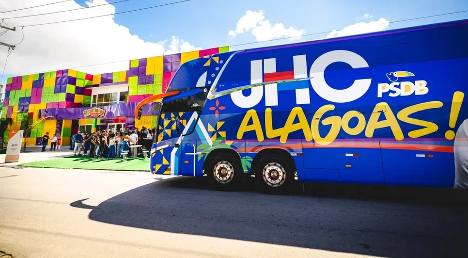 MDB tenta barrar na Justiça a circulação do Busão da Mudança, projeto utilizado por JHC para apresentar obras de Maceió e ouvir demandas da população do interior de Alagoas. - Foto: Jonathan Lins/Assessoria