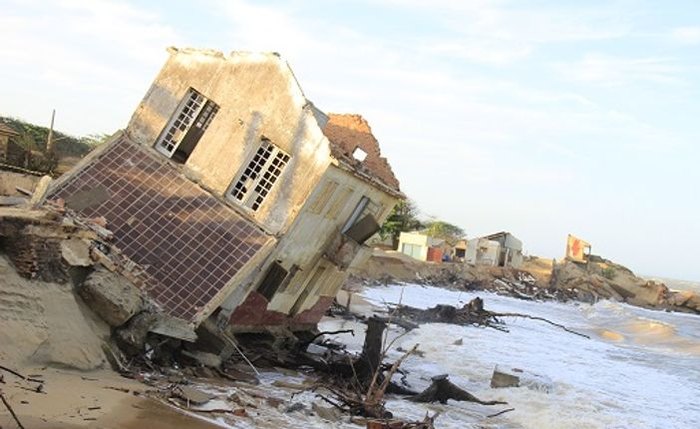 Avanço do mar é contínuo e ações para frear a erosão nem sempre preserva o meio ambiente