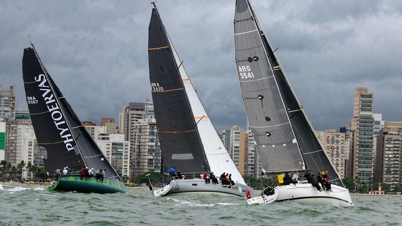 Regata Santos-Rio larga com vento leste, ondas de proa e 35 veleiros na disputa