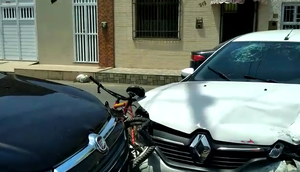 Motorista colide contra bicicleta e outro veículo após presenciar um assalto na Zona Norte de Aracaju / Foto: Foto: Reprodução/Redes Sociais