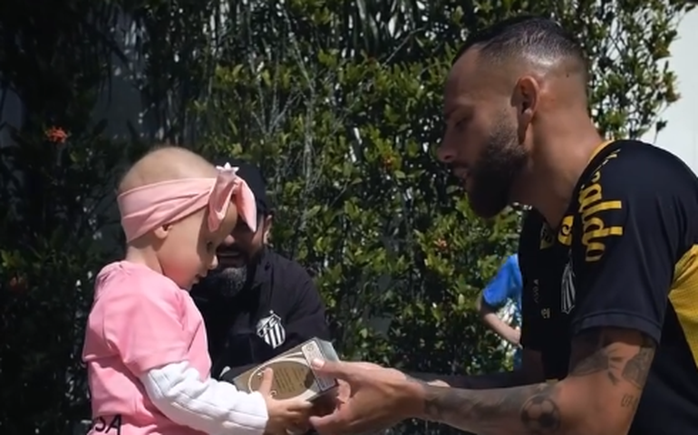 Pequena santista na luta contra o câncer conhece Neymar, time e mascotes do clube e ganha apoio