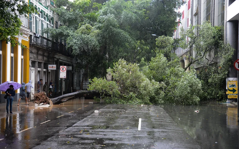 Ciclone em alto-mar deve causar chuva e ventos fortes nesta semana