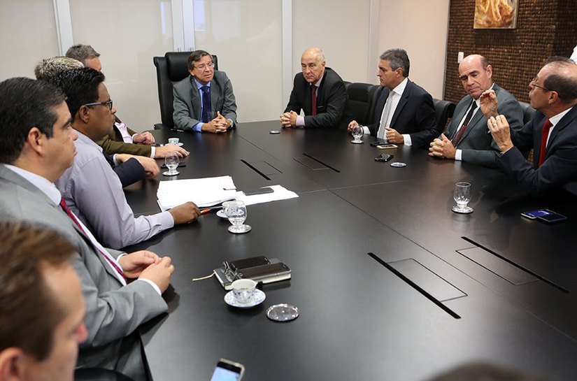 Presidente do TJ discute segurança com juízes e secretários de Estado