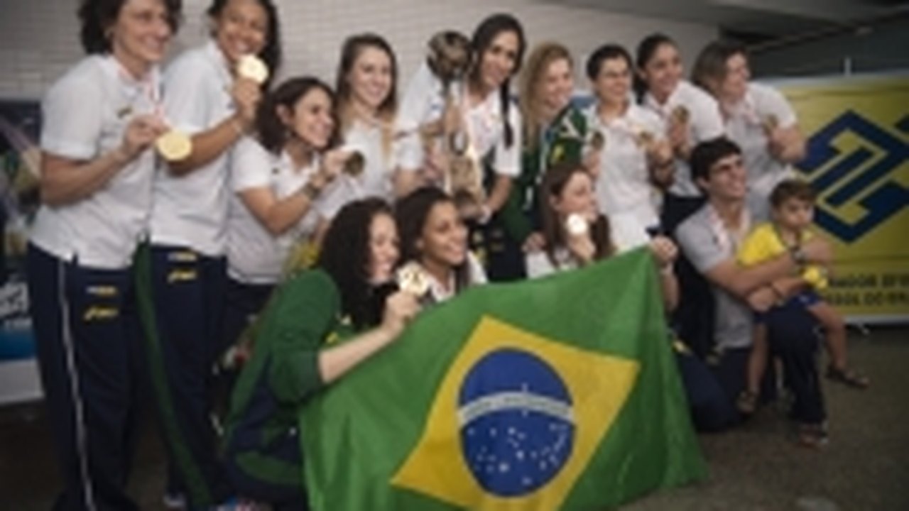 Seleção campeã de handebol feminino desembarca em São Paulo