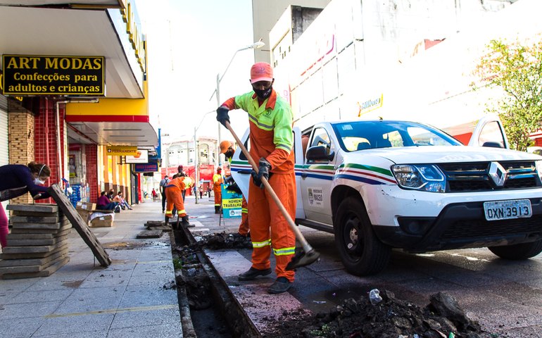 Calçadão do Centro de Maceió recebe ações de desinfecção e manutenção de galerias