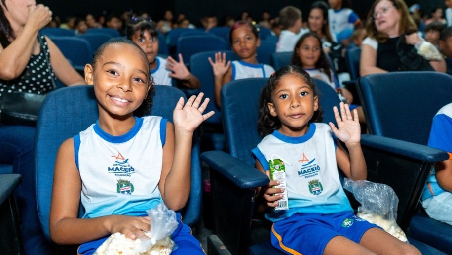 Estudantes da rede municipal de Maceió participam de sessão especial de cinema