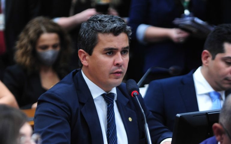 Comissão aprova projeto que define regras para identificar grau de cegueira pela cor da bengala