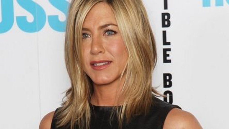 Jennifer Aniston visita clínica de fertilização com namorado